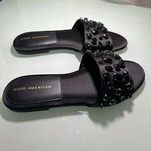 GOOD AMERICAN BLACK DIAMOND SLIDE SANDAL
BRAND NEW! NEVER BEEN WORN! SIZE 6